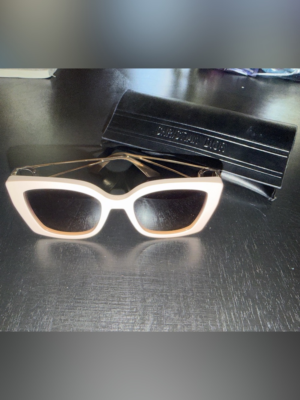 Christian Dior Sunglasses
Smoke free home 
No scratches 
Comes with Case
